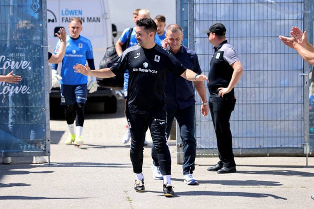 Fussball, Herren, Regionalliga Bayern, Saison 2026 2027, TSV 1860 München, Training, Grünwalder Strasse 114 Alper Kayabunar, Trainer (TSV 1860 München) auf dem Weg zum Trainingsplatz, lässt sich von den Fans feiern