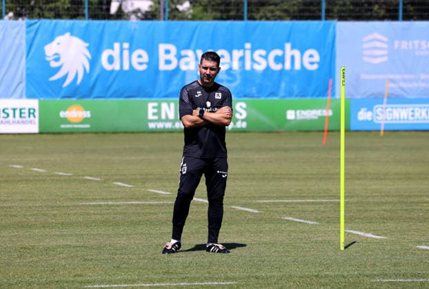 Fussball, Herren, Regionalliga Bayern, Saison 2026 2027, TSV 1860 München, Training, Grünwalder Strasse 114 Alper Kayabunar, Trainer (TSV 1860 München) stehend auf dem Trainingsplatz