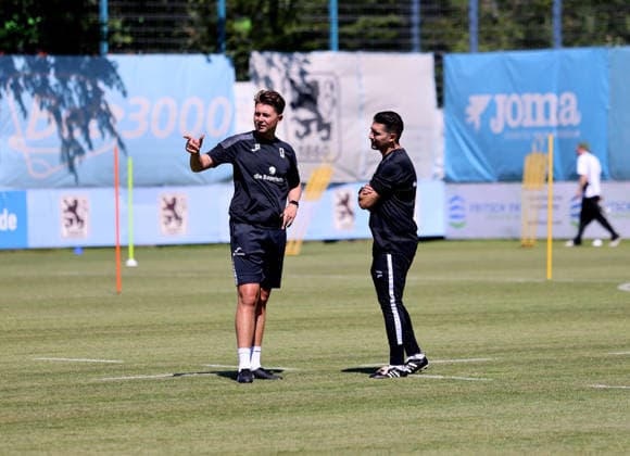 Fussball, Herren, Regionalliga Bayern, Saison 2026 2027, TSV 1860 München, Training, Grünwalder Strasse 114 Vincent Saller, Co-Trainer (TSV 1860 München) (li.) mit Alper Kayabunar, Trainer (TSV 1860 München) (re.) im Gespräch auf dem Trainingsplatz