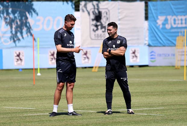 Fussball, Herren, Regionalliga Bayern, Saison 2026 2027, TSV 1860 München, Training, Grünwalder Strasse 114 Vincent Saller, Co-Trainer (TSV 1860 München) (li.) mit Alper Kayabunar, Trainer (TSV 1860 München) (re.) im Gespräch auf dem Trainingsplatz