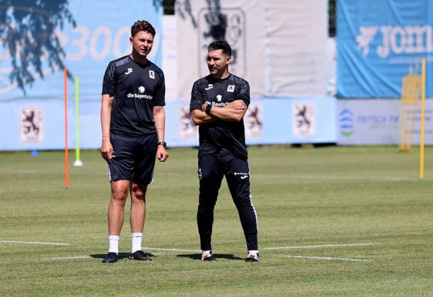 Fussball, Herren, Regionalliga Bayern, Saison 2026 2027, TSV 1860 München, Training, Grünwalder Strasse 114 Vincent Saller, Co-Trainer (TSV 1860 München) (li.) mit Alper Kayabunar, Trainer (TSV 1860 München) (re.) im Gespräch auf dem Trainingsplatz
