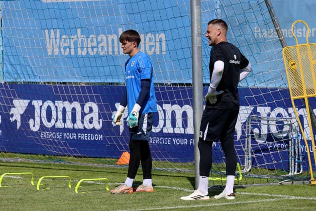 Fussball, Herren, Regionalliga Bayern, Saison 2026 2027, TSV 1860 München, Training, Grünwalder Strasse 114 Leon Erkocaoglan (TSV 1860 München) (li.) mit Vitus Eicher, Torwart Trainer (TSV 1860 München) (re.) beim Torwarttraining