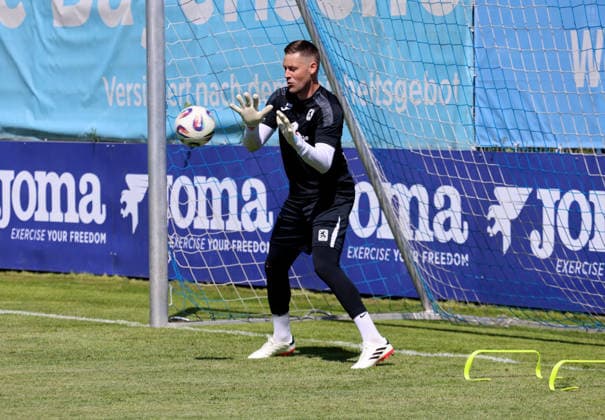 Fussball, Herren, Regionalliga Bayern, Saison 2026 2027, TSV 1860 München, Training, Grünwalder Strasse 114 Vitus Eicher, Torwart Trainer (TSV 1860 München) fängt einen Ball
