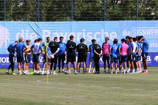 Fussball, Herren, Regionalliga Bayern, Saison 2026 2027, TSV 1860 München, Training, Grünwalder Strasse 114 Die Mannschaft des TSV 1860 München zusammen im Kreis stehend