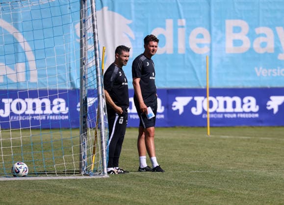 Fussball, Herren, Regionalliga Bayern, Saison 2026 2027, TSV 1860 München, Training, Grünwalder Strasse 114 Alper Kayabunar, Trainer (TSV 1860 München) (li.) mit Vincent Saller, Co-Trainer (TSV 1860 München) (re.) beonachten das Training