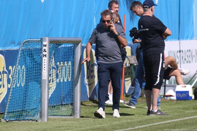 Fussball, Herren, Regionalliga Bayern, Saison 2026 2027, TSV 1860 München, Training, Grünwalder Strasse 114 Gernot Mang, Präsident (TSV 1860 München) telefoniert, am Handy, Telefon, Telefongespräch