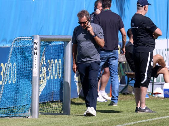 Fussball, Herren, Regionalliga Bayern, Saison 2026 2027, TSV 1860 München, Training, Grünwalder Strasse 114 Gernot Mang, Präsident (TSV 1860 München) telefoniert, am Handy, Telefon, Telefongespräch