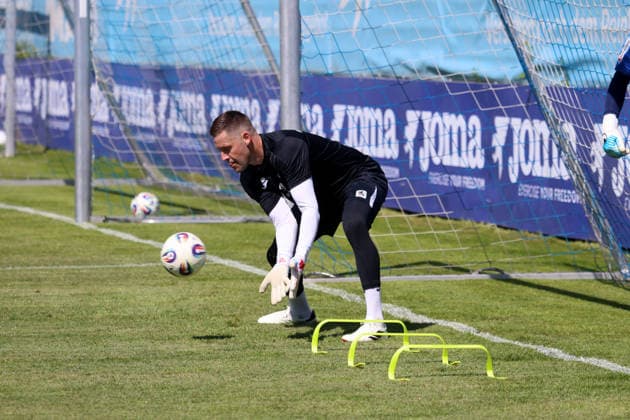 Fussball, Herren, Regionalliga Bayern, Saison 2026 2027, TSV 1860 München, Training, Grünwalder Strasse 114 Vitus Eicher, Torwart Trainer (TSV 1860 München) fängt einen Ball