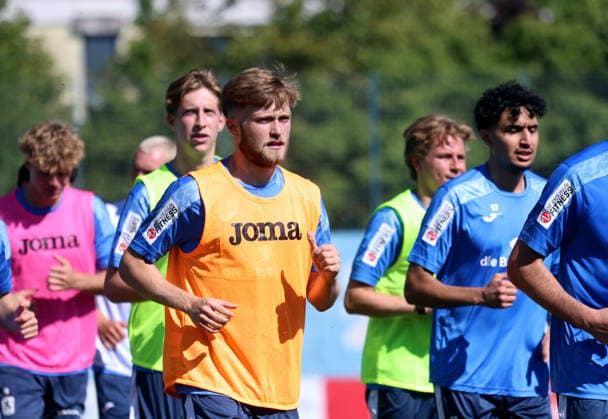 Fussball, Herren, Regionalliga Bayern, Saison 2026 2027, TSV 1860 München, Training, Grünwalder Strasse 114 Matthew Collins (TSV 1860 München) beim Laufen mit Leibchen
