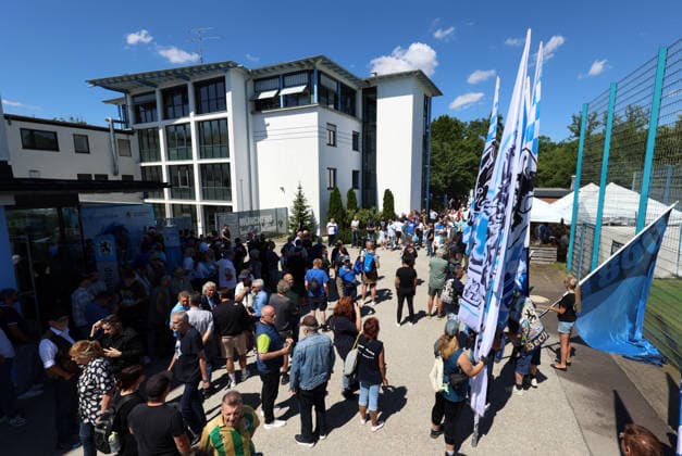 Fussball, Herren, Regionalliga Bayern, Saison 2026 2027, TSV 1860 München, Training, Grünwalder Strasse 114 Zahlreiche Fans vor allem e.V. Fans beim Auftakttraining des TSV 1860 München am Trainingsgelände