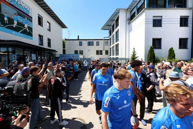 Fussball, Herren, Regionalliga Bayern, Saison 2026 2027, TSV 1860 München, Training, Grünwalder Strasse 114 Zahlreiche Fans vor allem e.V. Fans beim Auftakttraining des TSV 1860 München am Trainingsgelände begrüssen die Mannschaft