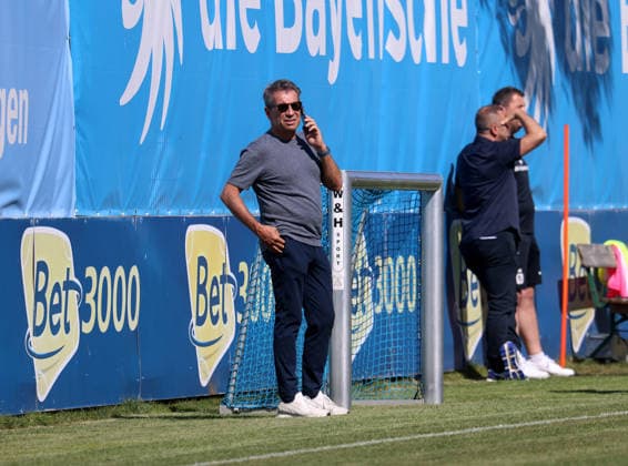 Fussball, Herren, Regionalliga Bayern, Saison 2026 2027, TSV 1860 München, Training, Grünwalder Strasse 114 Gernot Mang, Präsident (TSV 1860 München) telefoniert, am Handy, Telefon, Telefongespräch