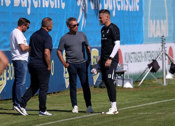 Fussball, Herren, Regionalliga Bayern, Saison 2026 2027, TSV 1860 München, Training, Grünwalder Strasse 114 Manfred Paula, Interims-Geschäftsführer (TSV 1860 München) mit Gernot Mang, Präsident (TSV 1860 München) und Vitus Eicher, Torwart Trainer (TSV 1860 München) (v.l.n.r.) im Gespräch