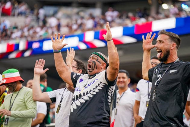 USA: Fußball FIFA World Cup, WM, Weltmeisterschaft, Fussball 2026 Gruppenphase Gruppe G Iran vs Neuseeland SoFi Stadium (Inglewood, Los Angeles County, Kalifornien): Neuseeländische Fans verfolgen das WM-Spiel von den Tribünen aus und sorgen mit Gesichtsbemalung, traditionellem Maori-inspiriertem Körperschmuck und humorvollen Gesten für Stimmung. Das Motiv steht für Fankultur, Leidenschaft und die Unterstützung der All Whites bei der FIFA-Weltmeisterschaft 2026. Mimik, Gesichtsausdruck, Emotion Copyright: xJOERANxSTEINSIEKx