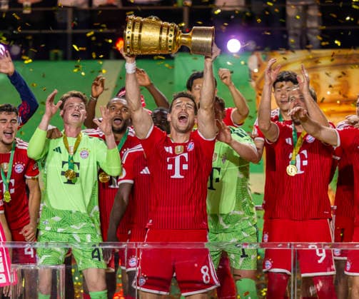 23.05.2026, Fussball DFB-Pokal 2025 2026, Finale, FC Bayern München - VfB Stuttgart, im Olympiastadion Berlin. Der FC Bayern ist Pokalsieger, die Mannschaft feiert den Titel bei der Siegerehrung. Leon Goretzka (FC Bayern München) stemmt den Pokal in die Höhe, Torwart Jonas Urbig (FC Bayern München), Torwart Manuel Neuer (FC Bayern München), Harry Kane (FC Bayern München)