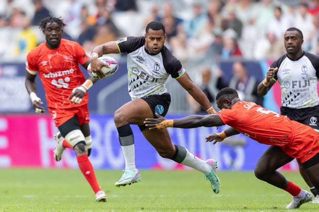 Bordeaux Sevens, SVNS Rugby World Championship, WM, Weltmeisterschaft Der Kenianer Festus Shiasi Safari versucht Apete Narogo (Fiji, Fidschi) zu stoppen. Drittes Turnier der SVNS World Championship, Siebener-Rugby WM vom 5. bis 7. Juni 2026 in Bordeaux (Frankreich). Tag 1, Gruppenspiele am 5. Juni 2026., Bordeaux Region Nouvelle-Aquitaine Frankreich Stade Atlantique