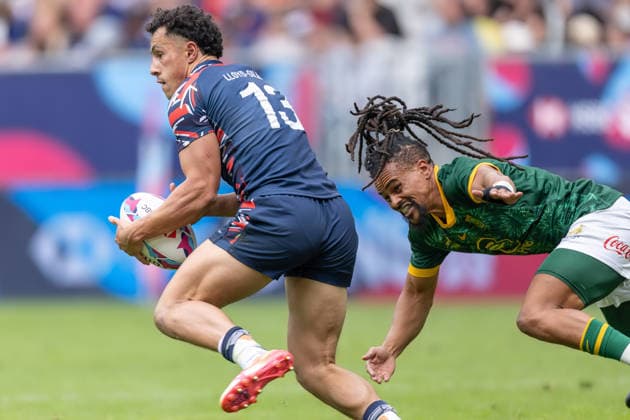 Bordeaux Sevens, SVNS Rugby World Championship, WM, Weltmeisterschaft Selvyn Davids (RSA, Suedafrika) springt dem Briten Finley Lloyd-Gilmour hinterher. Drittes Turnier der SVNS World Championship, Siebener-Rugby WM vom 5. bis 7. Juni 2026 in Bordeaux (Frankreich). Tag 1, Gruppenspiele am 5. Juni 2026., Bordeaux Region Nouvelle-Aquitaine Frankreich Stade Atlantique