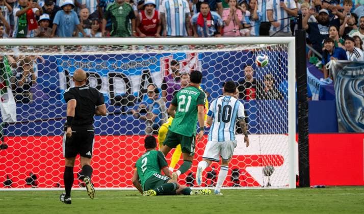 Fußball, Herren, FIFA World Cup, WM, Weltmeisterschaft, Fussball 2026 in Mexiko, Kanada und USA, Spiel in Kansas City (Gruppe J, 1. Spieltag), Argentinien - Algerien, Lionel Messi (Argentinien) erzielt das Tor zum 1:0 gegen Torwart Luca Zidane (Algerien), 16.06. 2026, Copyright: xMatthiasxKochx