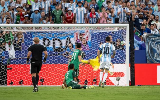Fußball, Herren, FIFA World Cup, WM, Weltmeisterschaft, Fussball 2026 in Mexiko, Kanada und USA, Spiel in Kansas City (Gruppe J, 1. Spieltag), Argentinien - Algerien, Lionel Messi (Argentinien) erzielt das Tor zum 1:0 gegen Torwart Luca Zidane (Algerien), 16.06. 2026, Copyright: xMatthiasxKochx