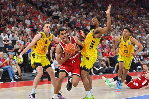 Oscar DA SILVA (FCB), Aktion,Zweikampf gegen Moses WOOD (Berlin,li) und J Wan ROBERTS (Berlin). Basketball BBL,Saison 2025 2026 Play Off Finale Spiel 5, FC Bayern Muenchen - Alba Berlin am 21.06.2026 S A P G A R D EN