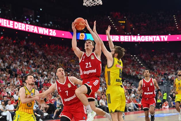 Justus HOLLATZ (FCB), Aktion,Zweikampf gegen Malte DELOW (Alba Berlin), li:fcb07, Basketball BBL,Saison 2025 2026 Play Off Finale Spiel 5, FC Bayern Muenchen - Alba Berlin am 21.06.2026 S A P G A R D EN