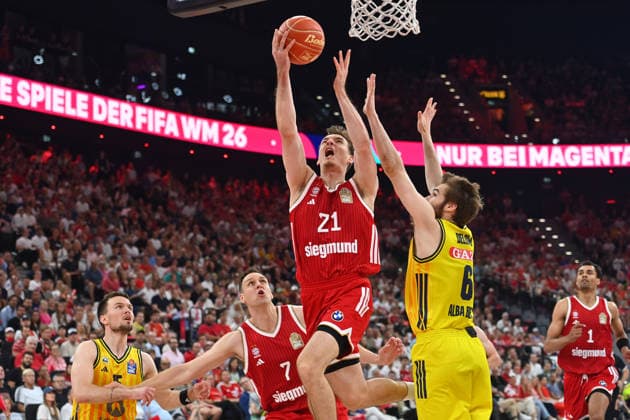 Justus HOLLATZ (FCB), Aktion,Zweikampf gegen Malte DELOW (Alba Berlin), li:fcb07, Basketball BBL,Saison 2025 2026 Play Off Finale Spiel 5, FC Bayern Muenchen - Alba Berlin am 21.06.2026 S A P G A R D EN
