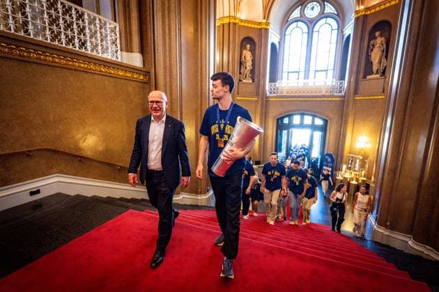 Basketball Berlin 23.06.2026 Saison 2025 2026 EasyCredit BBL 1. Bundesliga Alba Berlin ist Deutscher Meister 2026 Empfang beim Regierenden Bürgermeister von Berlin Kai Wegner im Roten Rathaus und Eintrag in das Goldene Buch der Stadt Berlin Kai Wegner begrüßt das Team und sieht sich den Pokal an Jonas Mattisseck (Alba Berlin, No.09)