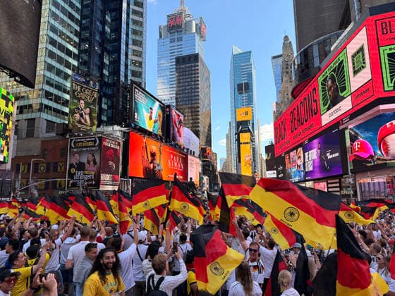Deutsche Fans feiern friedlich am Vorabend des Spiels gegen Ecuador auf dem Times Square, - New York 24.06.2026: Times Square Fan Aufmarsch vor Deutschland gegen Ecuador
