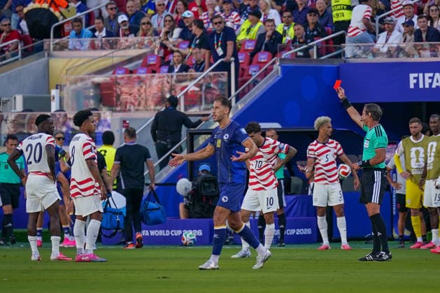 USA: Fußball FIFA World Cup, WM, Weltmeisterschaft, Fussball 2026, Sechzehntelfinale - USA vs Bosnien - Herzegowina im Levi™s Stadium (Santa Clara, San Francisco Bay Area, Kalifornien): Schiedsrichter Raphael Claus (Brasilien) zeigt Folarin Balogun (USA, 20) Rote Karte Copyright: xJOERANxSTEINSIEKx
