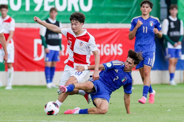 Patrice Covic (Croatia) und Federico Coletta (Italy) kaempfen um den Ball, UEFA European Under-19 Championship 2026 Group B, Croatia v Italy, The Oval am 02. July 2026 in Caernarfon, Vereinigtes Königreich. (Foto von Marco Steinbrenner DeFodi Images) Patrice Covic (Croatia) und Federico Coletta (Italy) battle for the ball, UEFA European Under-19 Championship 2026 Group B, Croatia v Italy, The Oval, July 2, 2026 in Caernarfon, United Kingdom. (Photo by Marco Steinbrenner DeFodi Images) -