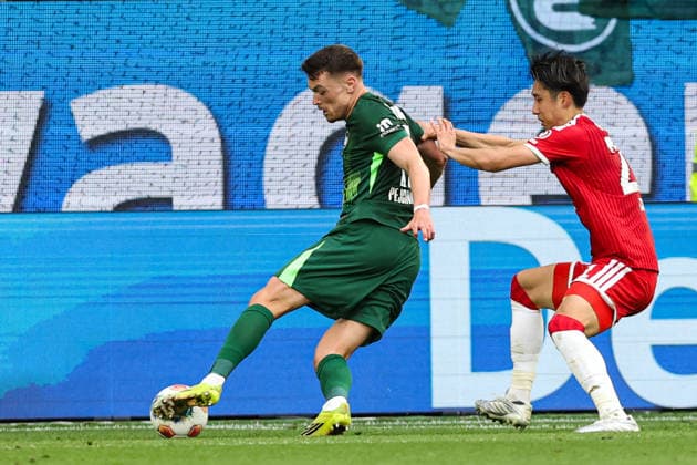 Dzenan Pejcinovic (VfL Wolfsburg,17) gegen Hiroki Ito (FC Bayern München,21) - 1. Fussball Bundesliga Saison 2025-2026 Punktspiel VfL Wolfsburg vs. FC Bayern München in der Volkswagen Arena in Wolfsburg - Aktion,Fussball,Deutschland,Mann,Männer,09.05.2026