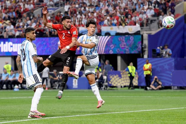 Argentina v Egypt FIFA World Cup, WM, Weltmeisterschaft, Fussball 07 July 2026 Atlanta - Fifa World Cup round of 16 - Argentina v Egypt - Cristian Romero of Argentina looks on as Yasser Ibrahim of Egypt beats Lisandro Martinez of Argentina to the ball to head the opening goalArgentina v Egypt (Photo by Charlotte Wilson). Atlanta Georgia USA Copyright: xCharlottexWilsonxOffside