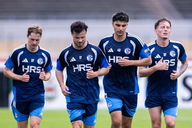 08.07.2026, Fussball, Training des FC Schalke 04. v. l. Finn Porath (FC Schalke 04), Adrian Gantenbein (FC Schalke 04), Mertcan Ayhan (FC Schalke 04), Max Grüger (FC Schalke 04). Gelsenkirchen Trainingsgelände FC Schalke 04 NRW Deutschland xRHR-FOTO YYx Copyright: RHR-FOTOx RHR-FOTO YY