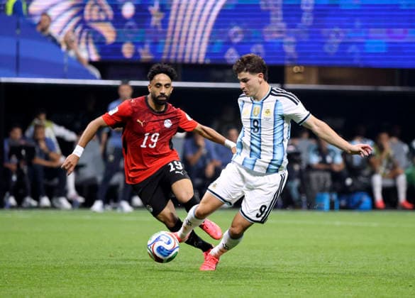 07.07.2026, Fussball Weltmeisterschaft 2026 in den USA, Achtelfinale, Argentinien - Ägypten, im Mercedes-Benz Stadium (Atlanta, GA), v.li: Marwan Ateya (Ägypten) gegen Valentin Barco (Argentinien).