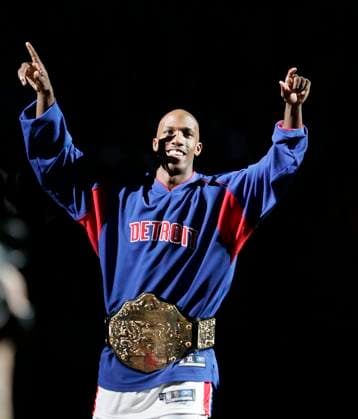 USA NBA, Basketball Herren, USA ROCKETS - PISTONS ROCKETS - PISTONS epa000306130 Detroit Pistons Chauncey Billups wears a championship belt as they celebrate their 2004 NBA championship on the opening night of the 2004-2005 season before their game against the Houston Rockets at the Palace of Auburn Hills, Michigan on Tuesday, 02 November 2004.Billups was the MVP in the Finals The Pistons defeated the Los Angeles Lakes in five games to win the title. AUBURN HILLS United States  Copyright: xJEFFxKOWALSKYx