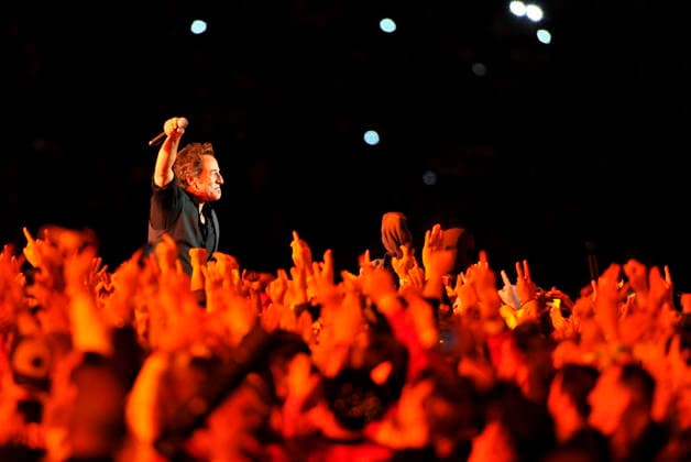 USA AMERICAN FOOTBALL SUPER BOWL Bruce Springsteen performs at the Super Bowl XLIII epa01621947 American songwriter, singer and musician Bruce Springsteen sings during the half time show at Super Bowl XLIII in Tampa, Florida, USA, 01 February 2009. The Arizona Cardinals are playing the Pittsburgh Steelers at Raymond James Stadium. TAMPA United States  Copyright: xPAULxBUCKx