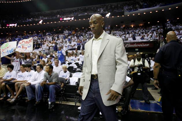 USA BASKETBALL NBA, Basketball Herren, USA NBA Playoffs Game 4 Detroit Pistons v Orlando Magic epa01340431 Detroit Pistons guard Chauncey Billups walks on to the court in street clothes before the first half of Game Four of the NBA Playoffs at the Amway Arena in Orlando, Florida, USA, 10 May 2008. Billups injured his right hamstring during the last game and did not play. Orlando United States  Copyright: xCHRISxLIVINGSTONx