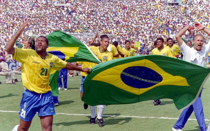 940717 Football, FIFA World Cup, WM, Weltmeisterschaft, Fussball 1994 (USA), Final, Brazil - Italy 0-0, 3-2 (after penalties): Brazil players Viola and Ronaldo celebrates after the game with a brazilian flag. Photo: BILDBYRAN M013_19 940717braita final brasilien italien brazil italy brazil v italym013_19 scanx dia bbeng fotboll football soccer VM VM94 VM1994 VM 1994 fotbolls-vm fifa world cup 940717 world championships världsmästerskap rose bowl los angeles pasadena july 17 1994 Copyright: BILDBYRAN BB940717BB137
