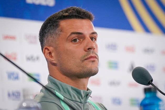 USA: Fußball FIFA World Cup, WM, Weltmeisterschaft, Fussball 2026, Viertelfinale, Matchday -1 Pressekonferenz der Schweiz vor dem Spiel gegen Argentinien im Kansas City Stadium mit Murat Yakin (Trainer, Schweiz), Granit Xhaka (Schweiz, 10) und Adrian Arnold, Mediendirektor des Schweizerischer Fussballverband (SFV) Copyright: xJOERANxSTEINSIEKx
