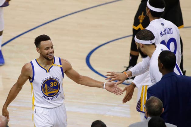 USA BASKETBALL NBA, Basketball Herren, USA FINALS Cleveland Cavaliers at Golden State Warriors epa06011023 Golden State Warriors guard Stephen Curry (L) celebrates with teammates against the Cleveland Cavaliers in the first half of game two of the NBA Finals basketball game at Oracle Arena in Oakland, California, USA, 04 June 2017. OAKLAND United States  Copyright: xMONICAxDAVEYx