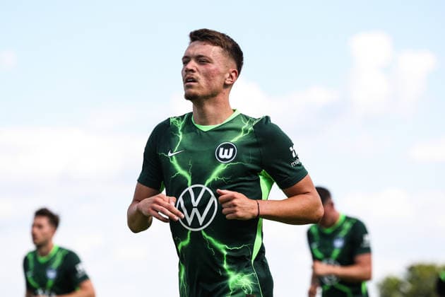 Dzenan Pejcinovic (VfL Wolfsburg,17) - Testspiel Sommervorbereitung Fussball Saison 2026-2027 FSV Schöningen vs. VfL Wolfsburg im Elmstadion in Schöningen - Aktion,Fussball,Deutschland,Mann,Männer,11.07.2026