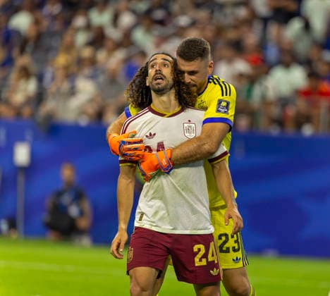 Sport Themen der Woche KW29 14.07.2026, Fussball Weltmeisterschaft 2026 in den USA, Halbfinale, Frankreich - Spanien, im AT&T Stadium (Dallas (Arlington)), Jubel bei Marc Cucurella (Spanien) und Torwart Simon Unai (Spanien)