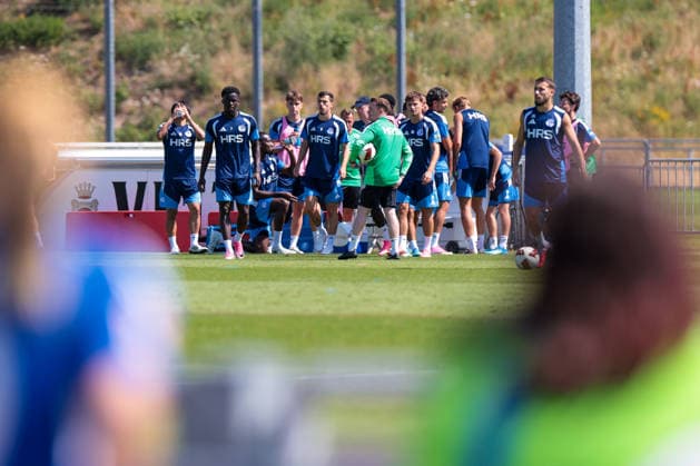 15.07.2026, Fussball, Training des FC Schalke 04. Die Spieler des S04 machen eine Trinkpause. Gelsenkirchen Trainingsgelände FC Schalke 04 NRW Deutschland xRHR-FOTO YYx Copyright: RHR-FOTOx RHR-FOTO YY
