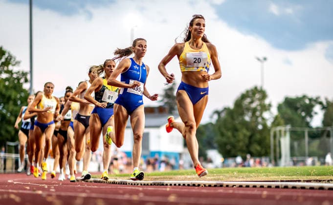 Sport Themen der Woche KW29 Abendsportfest Pfungstadt; Pfungstadt, 15.07.2026 Im Fokus: Verena Meisl (GER TV Wattenscheid 01) unterwegs im 1500m-Lauf, vor ihr in der Unschärfe ist Tempomacherin Lara Tortell (GER Athletics Team Karben) zu sehen; Abendsportfest Pfungstadt am 15.07.2026 im TSV-Stadion in Pfungstadt (Hessen). Copyright: xBEAUTIFULxSPORTS R.xSchmittx