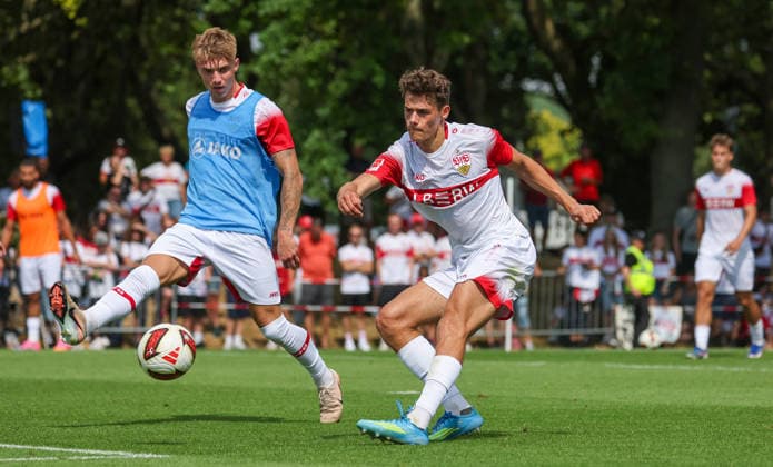 2026.07.16, Deutschland, Stuttgart, Fußball VfB Stuttgart Trainingsauftakt, v.l. Finn Jeltsch, Chema Andres