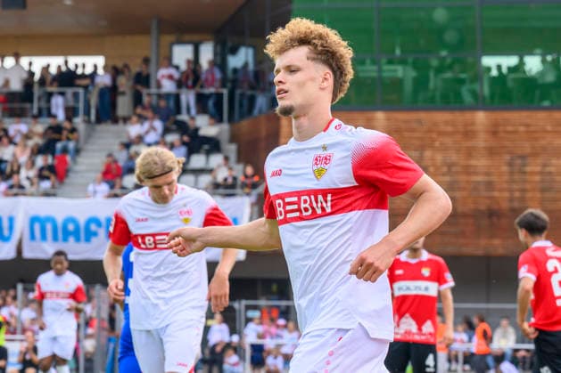 im Bild v.l.: Tor, Treffer, Jubel, Torjubel, Freude, Begeisterung, feiert, durch Lazar Jovanovic ( 45, VFB Stuttgart), Ivo Colic ( 31, TSG Balingen), Zweikampf, Action, Kampf, kaempft um den Ball, Tor, GER, Balingen Fussball, Testspiel, TSG Balingen vs VfB Stuttgart 19.07.2026, DFB DFL REGULATIONS PROHIBIT ANY USE OF PHOTOGRAPHS AS IMAGE SEQUENCES AND OR QUASI-VIDEO, Copyright: HMBxMedia UwexKoch