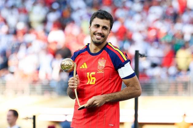 Sport Bilder des Tages #2 July 19, 2026, East Rutherford, Nj, United States: Rodri player of Spain is named the best player of the 2026 FIFA World Cup, WM, Weltmeisterschaft, Fussball and receives the Golden Ball after Spain s 1â€0 victory over Argentina at New York New Jersey Stadium, in East Rutherford, United States, on Sunday, July 19, 2026.(Foto: Brazil Photo Press Brazil Photo Press) INTERNATIONAL East Rutherford United States - ZUMAv122 20260719_aap_v122_259 Copyright: xWilliamxVolcovx
