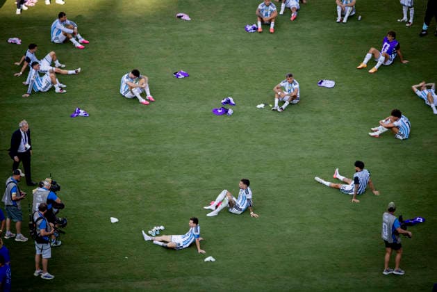 Sport Themen der Woche KW29 Sport Bilder des Tages #2 New York, USA 19th Jul 2026. Lionel Messi (ARG) and his team-mates are sitting on the pitch, looking disappointed Spain - Argentina World Cup Final Spanien - Argentinien 19.07.2026