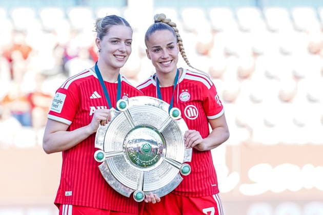 Die deutschen Nationalspielerinnen Alara Sehitler (14 Bayern) und Giulia Gwinn (7 FC Bayern) feiern mit der Meisterschale den Sieg der Deutschen Meisterschaft der Google Pixel Frauen Bundesliga 2025 2026 am 09.05.2026. München FC Bayern Campus Bayern Deutschland