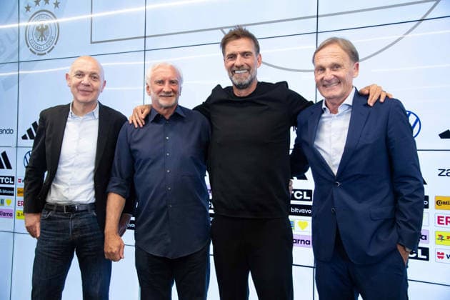 v.l. Bernd NEUENDORF (GER, DFB Praesident) Rudi VOELLER (VÖLLER) (GER, DFB Sportdirektor Nationalmannschaft) Trainer Bundestrainer Juergen KLOPP (Jürgen, GER) Hans-Joachim WATZKE, DFB-Vizepraesident, Pressekonferenz des DFB zur Vorstellung von Juergen Klopp als neuer Fussball-Bundestrainer, DFB-Campus in Frankfurt am 24.07.2026 Â